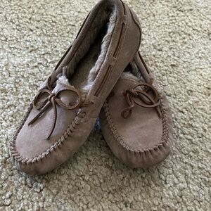 UGG women’s mocccasin style slippers Rare caribou color size 7
